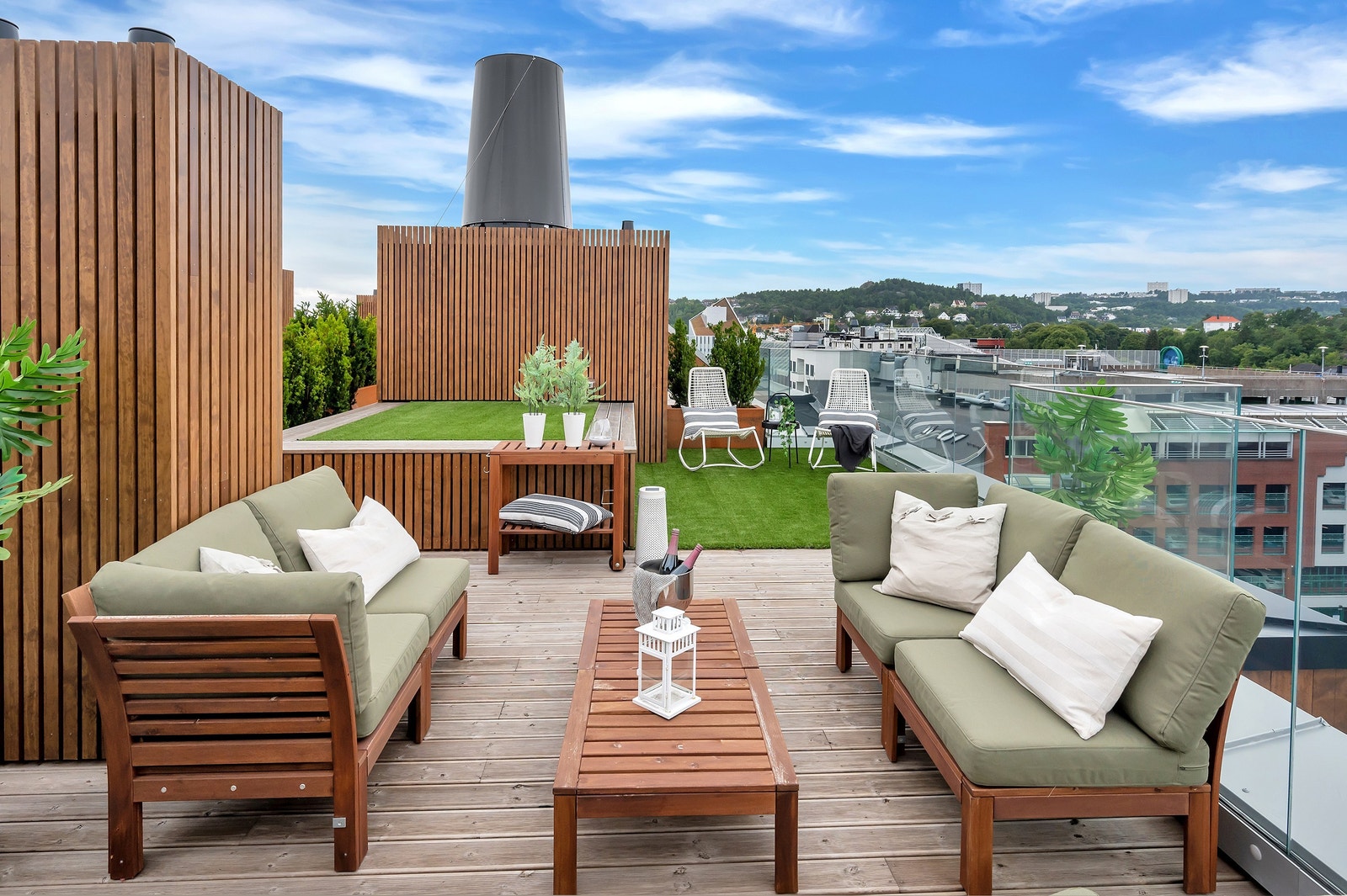 Her er det gode solforhold og plass til de utemøblene man måtte ønske. Galleribilde