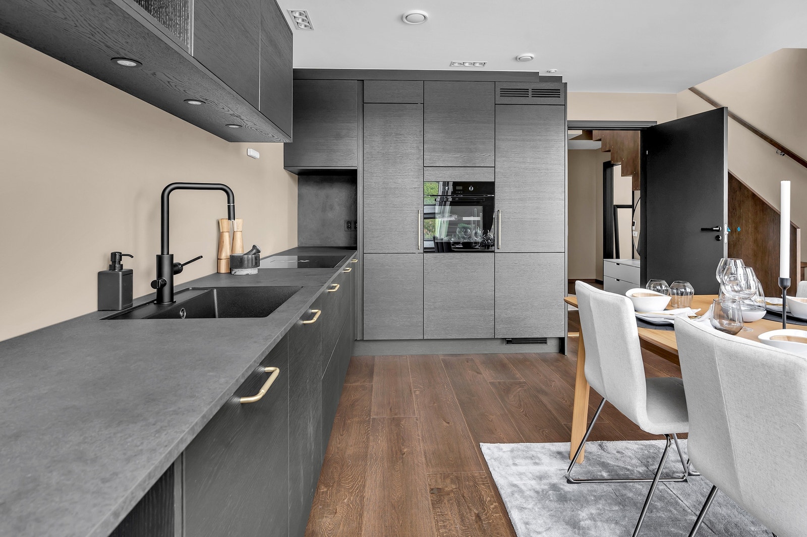 Her har du god skap - og benkeplass. Galleribilde