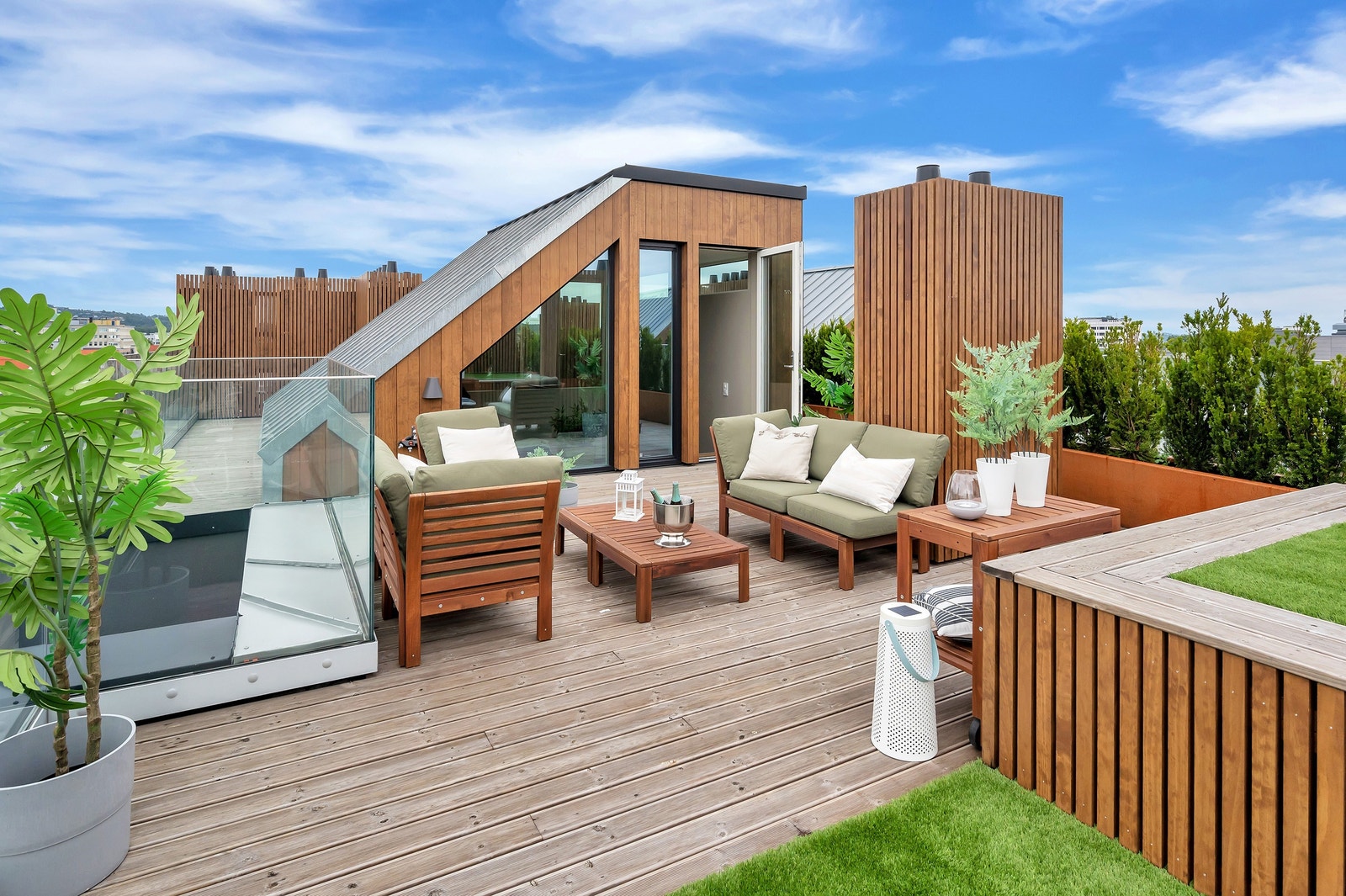 Leiligheten har en stor privat takterrasse med sol stort sett hele dagen. Galleribilde