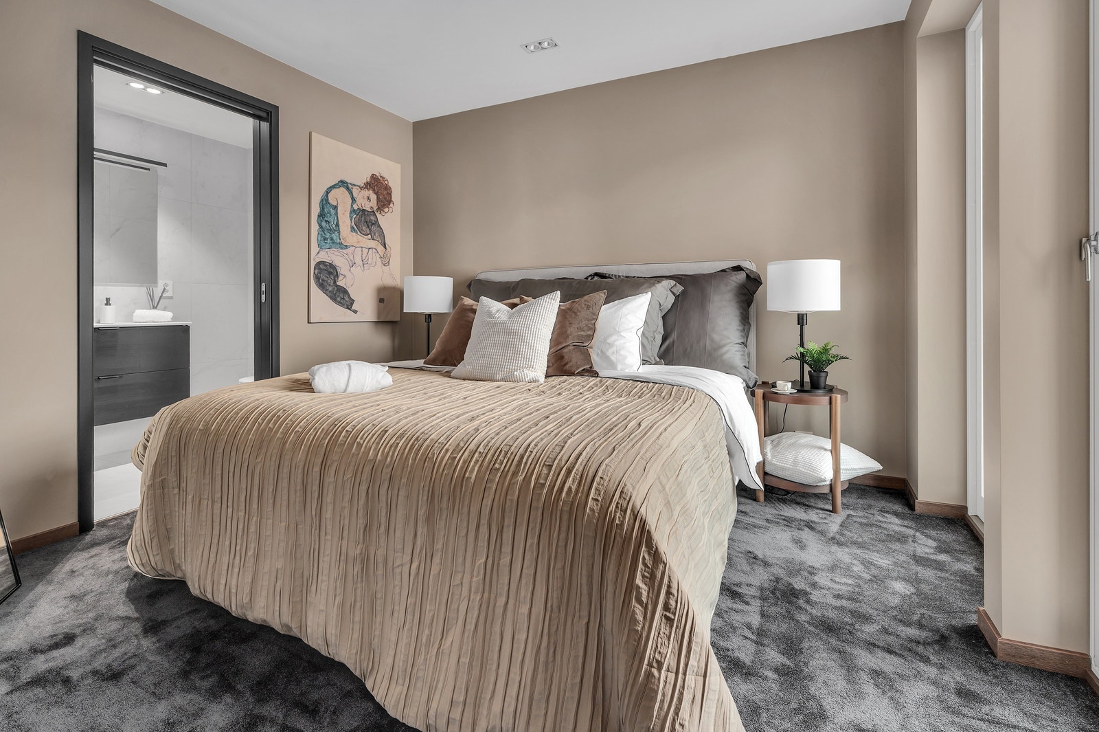 Soverommet er romslig med eget baderom. Galleribilde