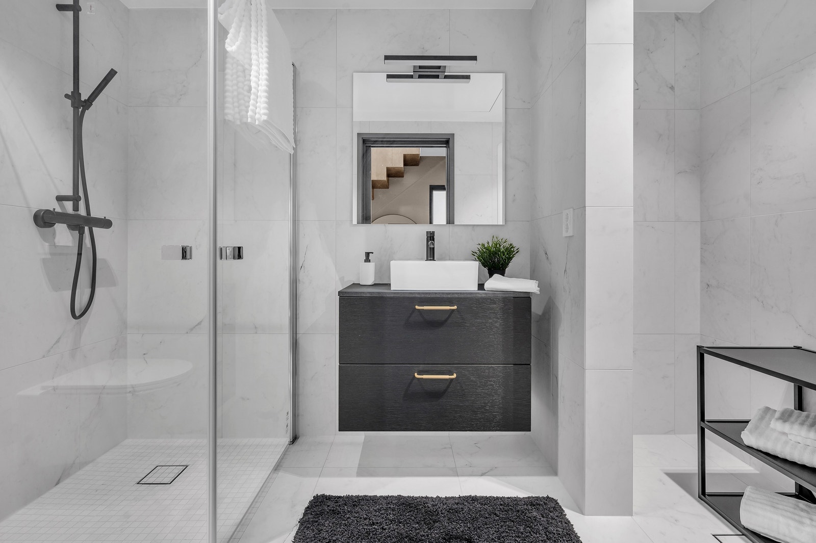 Baderom nr. 2.
Flott flislagt bad med opplegg til vaskemaskin og tørketrommel. Galleribilde