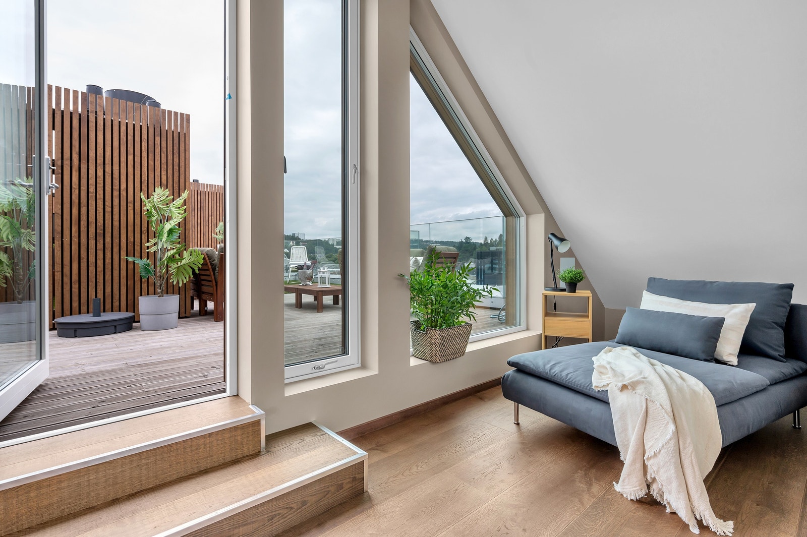 I andre etasje finner du utgang til egen takterrasse. Her er det også mulig å ha et kontor eller leseplass. Galleribilde