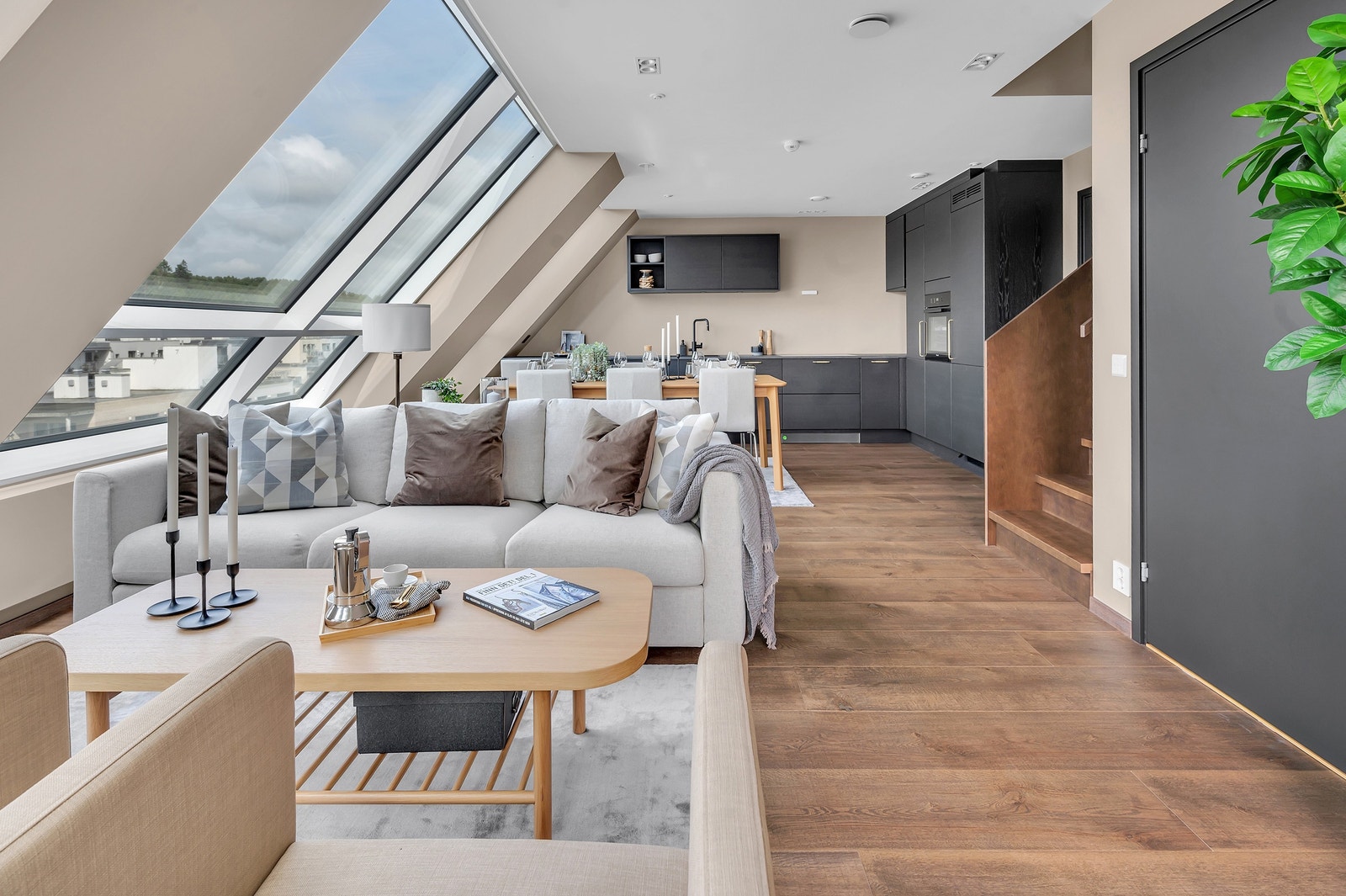 Utleiemegler Sør har gleden av å pressentere denne flotte topp leiligheten i Byhaven. Galleribilde