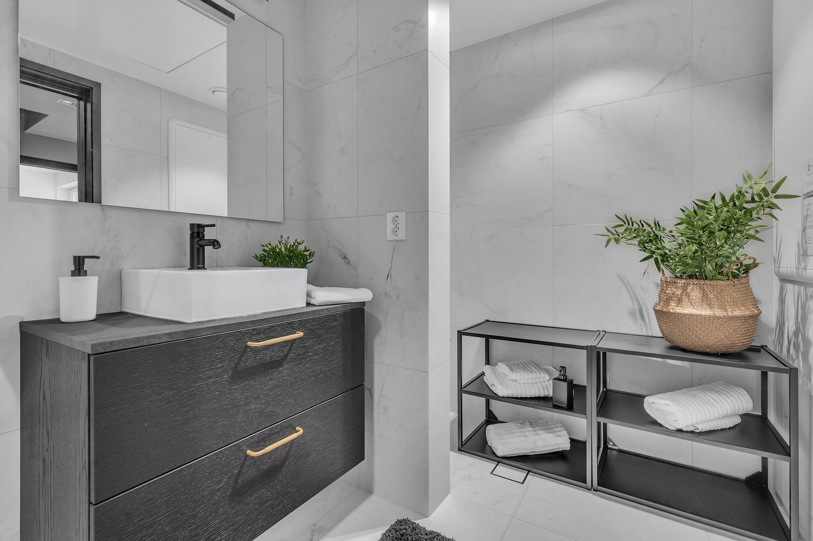 Badet har inngang fra gangen. Galleribilde