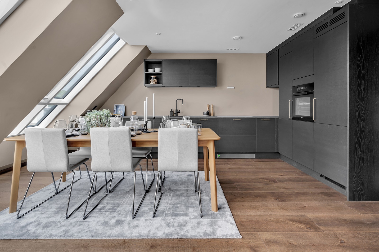 Kjøkkenet er moderne med integrerte hvitevarer. Galleribilde