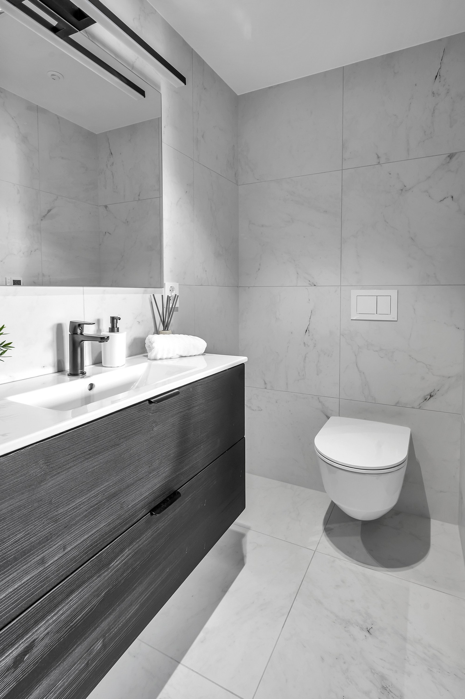 Moderne baderom tilknyttet hovedsoverom. Galleribilde