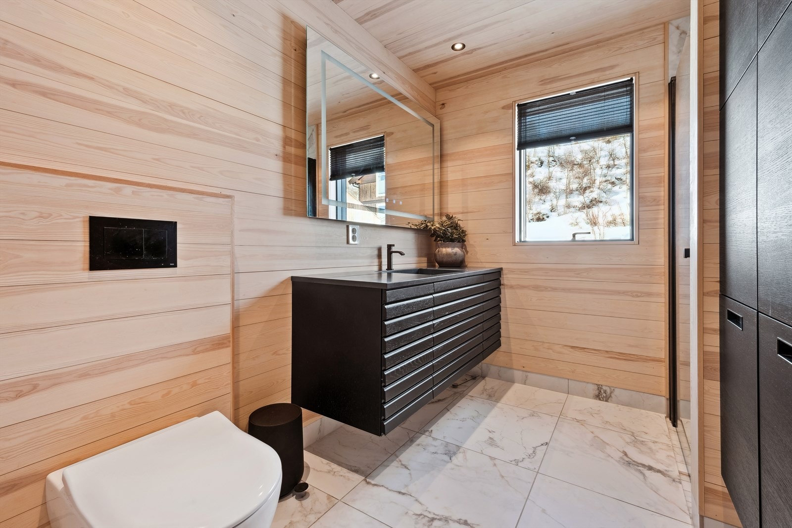 Hytta har to lekre bad med vegghengt toalett, dimbare led-downlights og varme under store gulvfliser. Galleribilde