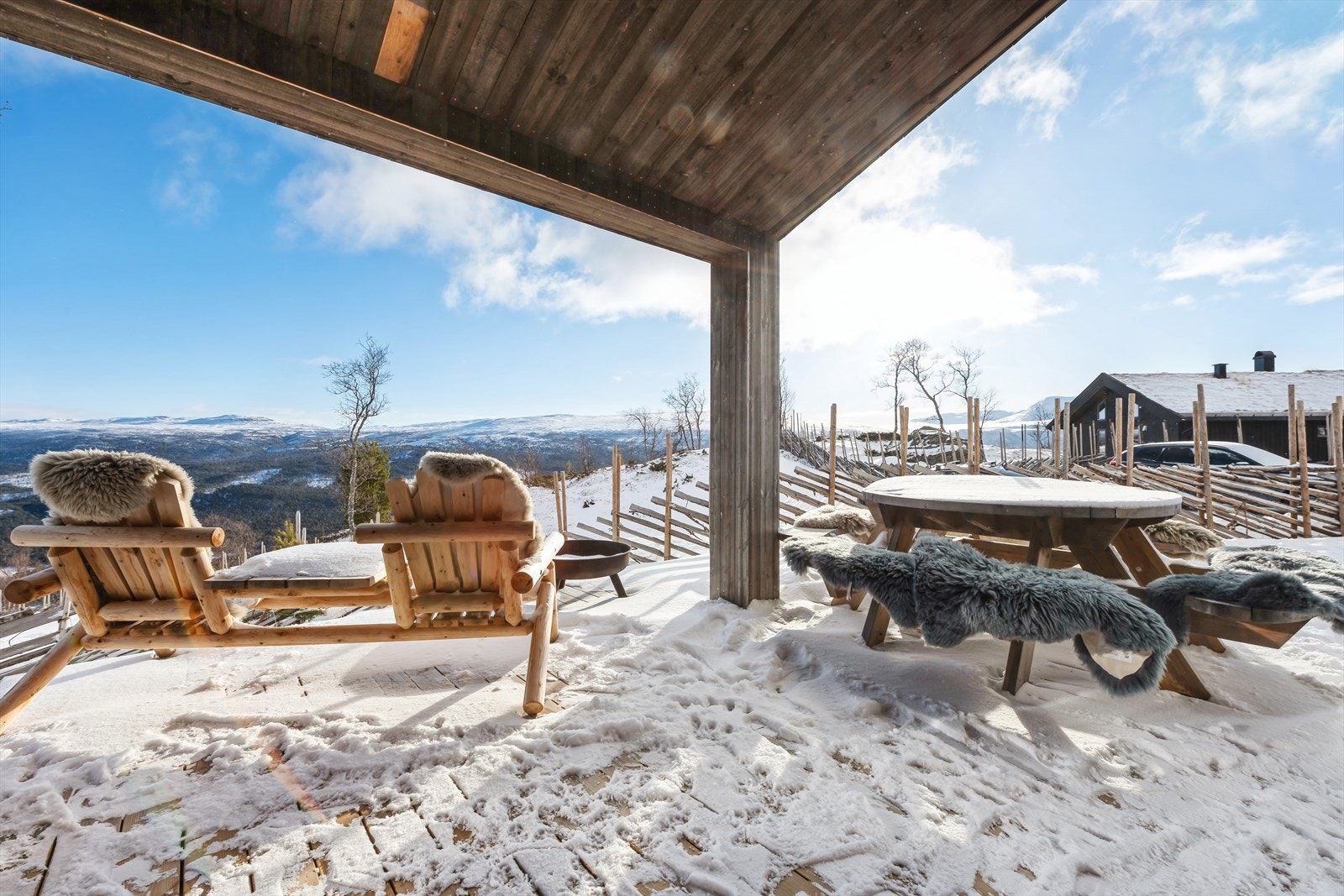 Utenfor stuen har hytta en herlig terrasse med fantastisk panoramautsikt over det vakre fjellandskapet. Galleribilde
