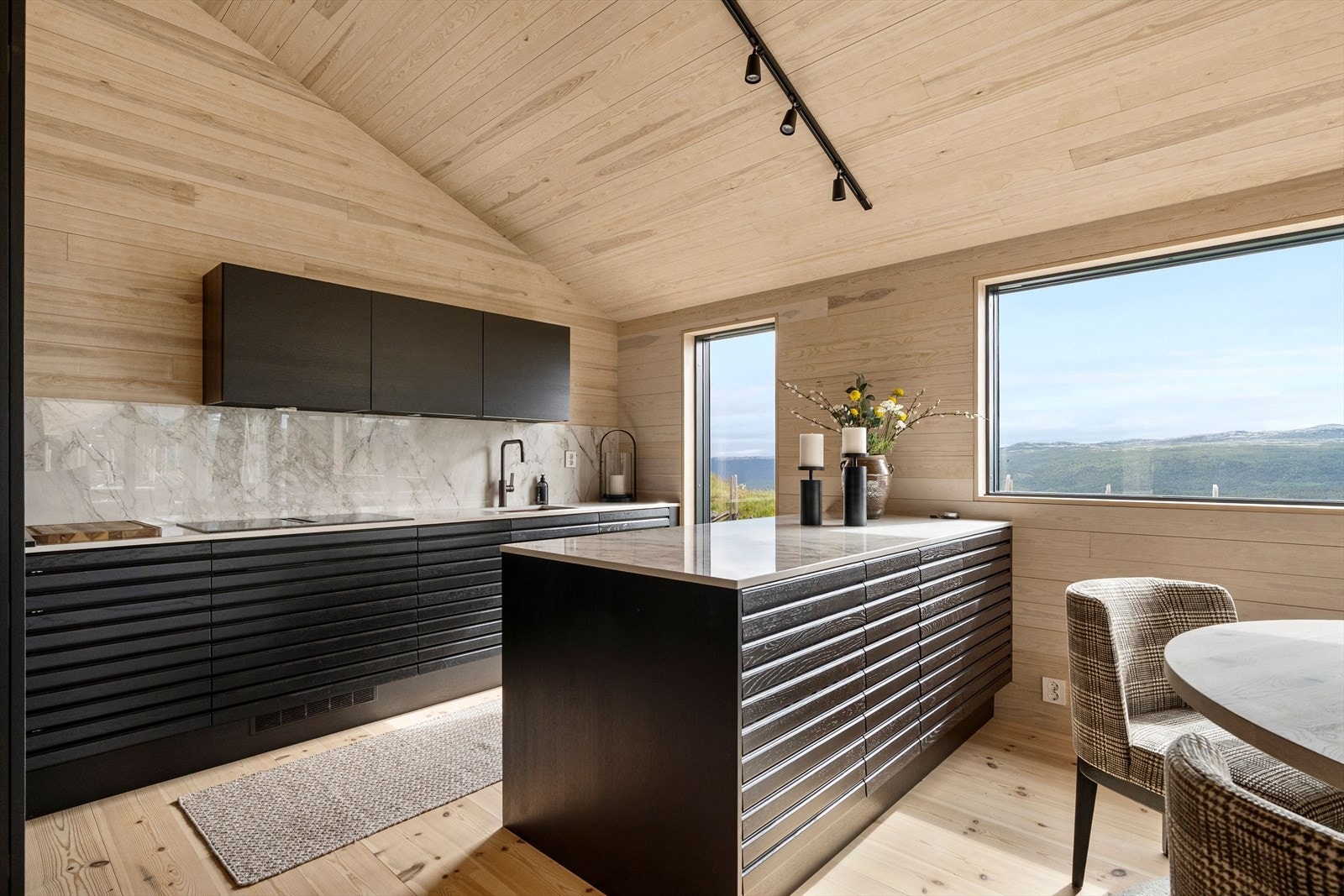 Som samlingspunkt og ekstra arbeidsplass er det etablert en flott barløsning med integrert vinskap og mye oppbevaring. Galleribilde