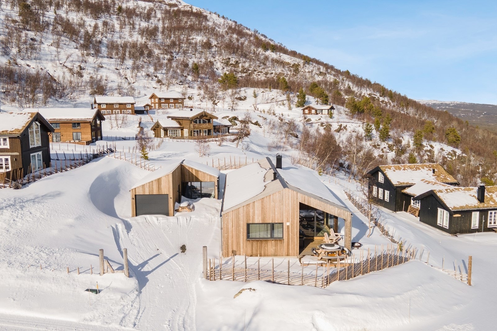 Beliggenheten er utmerket, med umiddelbar nærhet til alpinbakke, oppkjørte skiløyper og fotturer i vakker natur. Galleribilde