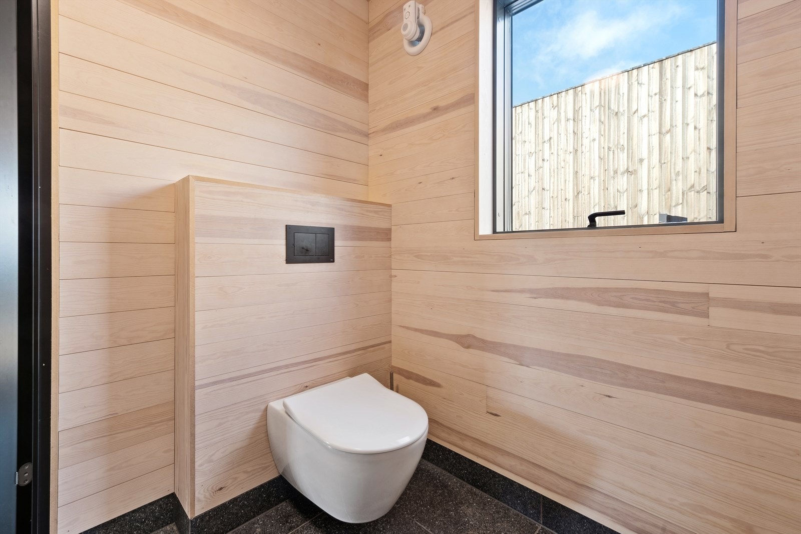 Vegghengt toalett på hovedbadet Galleribilde