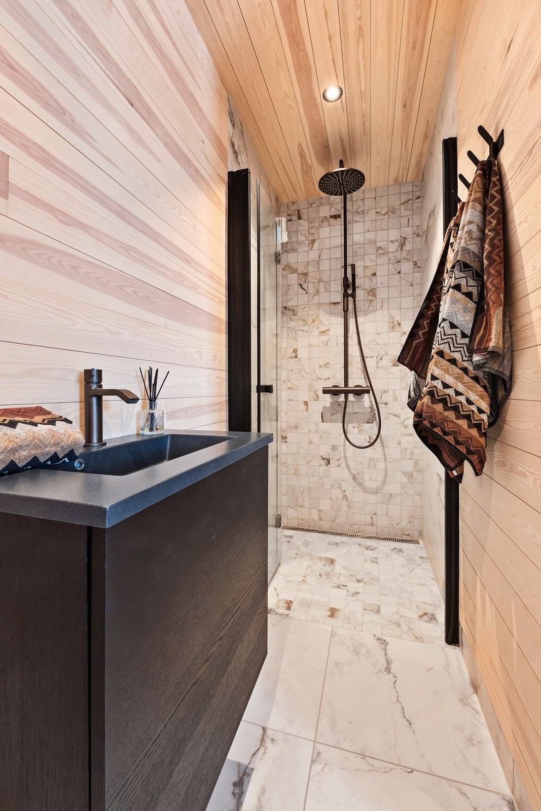 Elegant baderomsinnredning i sort eikefinér skaper et eksklusivt uttrykk. Galleribilde