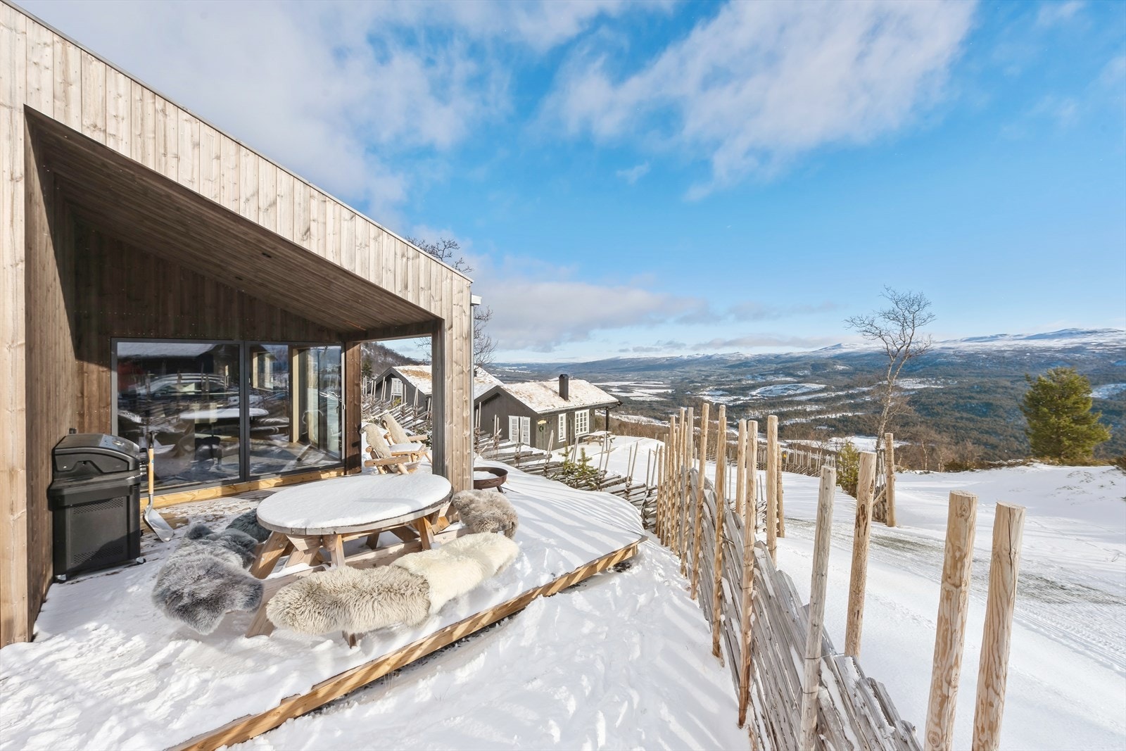 Terrassen innbyr til både stille stunder og lange, sosiale kvelder i godt lag. Galleribilde