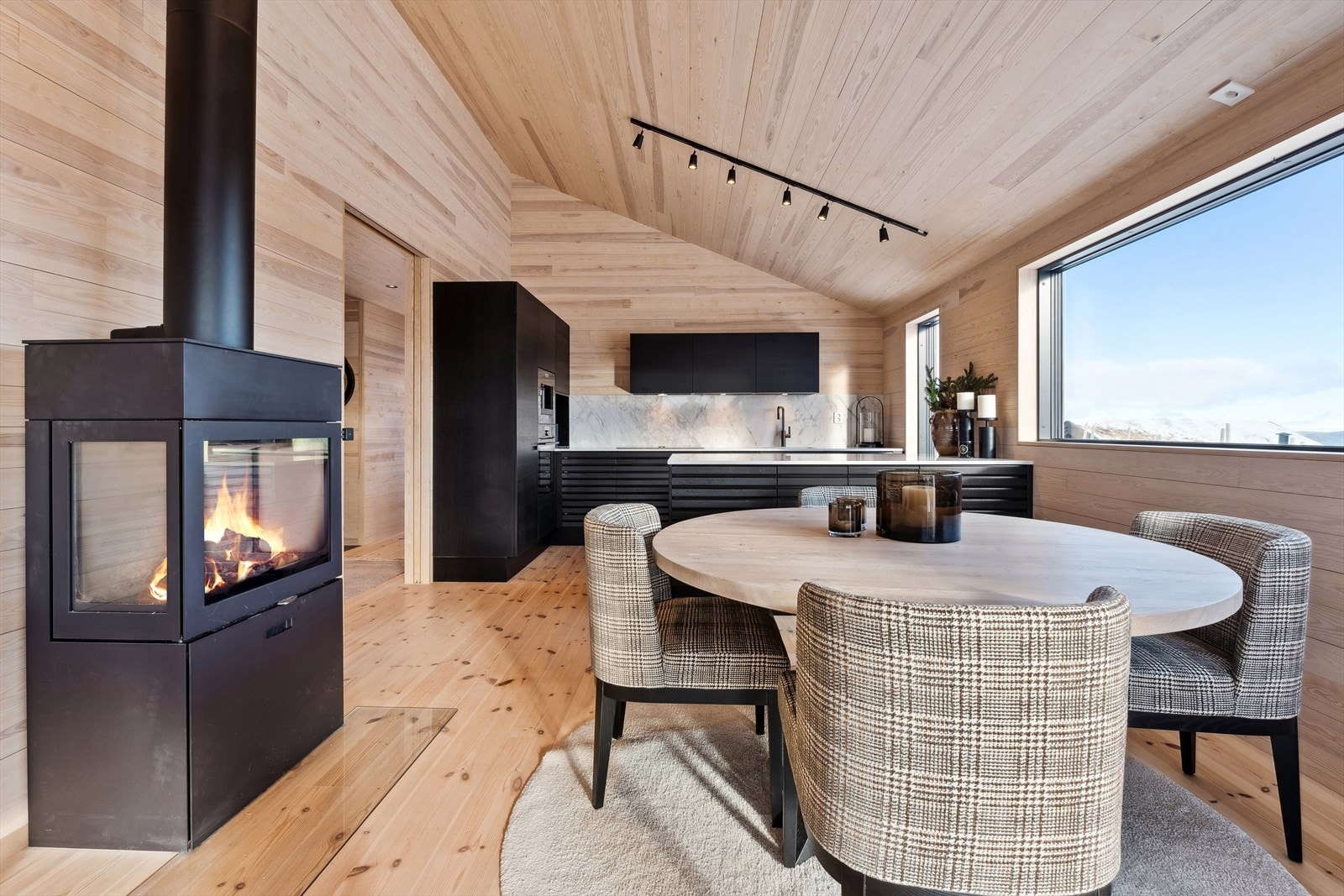 Med både peisovn og gulvvarme får man det lunt og godt i stuen og på kjøkkenet. Galleribilde