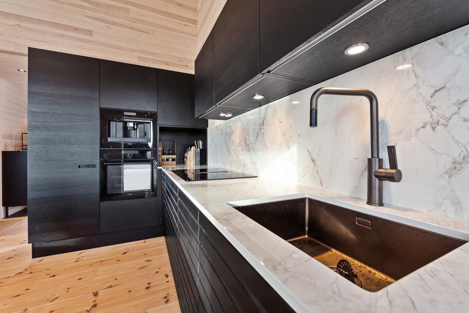 Stilrent og moderne Svane kjøkken med nydelig benkeplate i marmor, samt rikelig skap- og benkeplass som gir høy funksjonalitet. Galleribilde