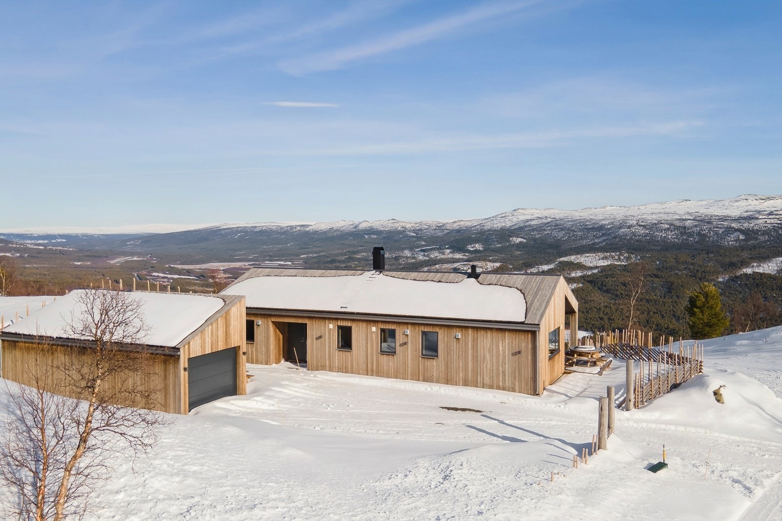 Uteområdet er inngjerdet med skigard, og byr på godt med boltreplass for både store og små. Galleribilde