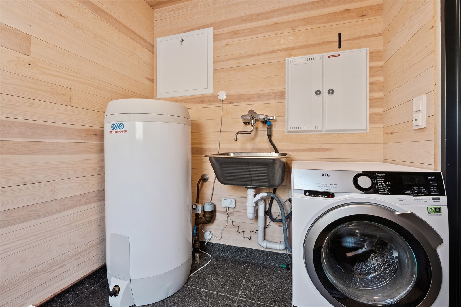 Hytta har et eget vaskerom med bereder, gulvvarme og praktisk gjestetoalett. Galleribilde