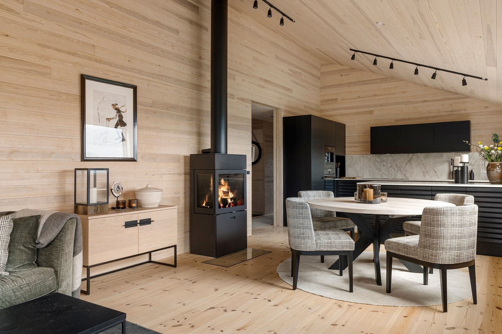 Med både peisovn og gulvvarme får man det lunt og godt i stuen og på kjøkkenet. Galleribilde