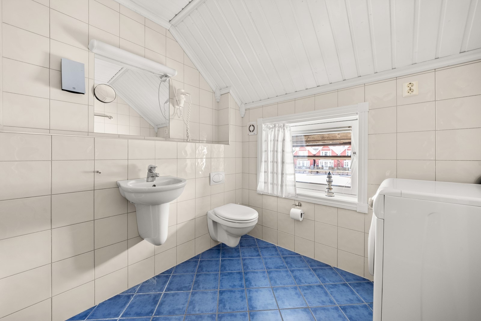 Badet i 2. etasje har tilsvarende utstyr og standard, med innredning og funksjonell planløsning. Opplegg for vaskemaskin. Galleribilde