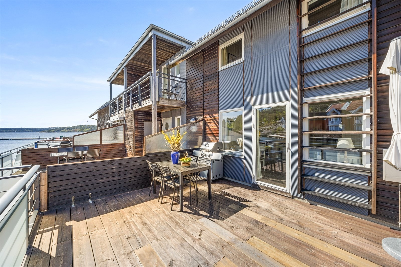 Fra stuen er det også utgang til en solrik balkong med flott utsikt mot sjøen og nærliggende badestrand. Galleribilde