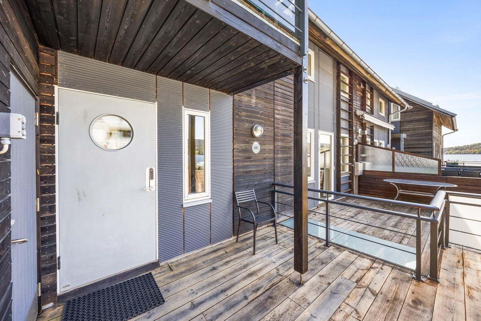 Sjøboden har et praktisk inngangsparti med nordvendt terrasse og direkte adkomst til bod. Galleribilde