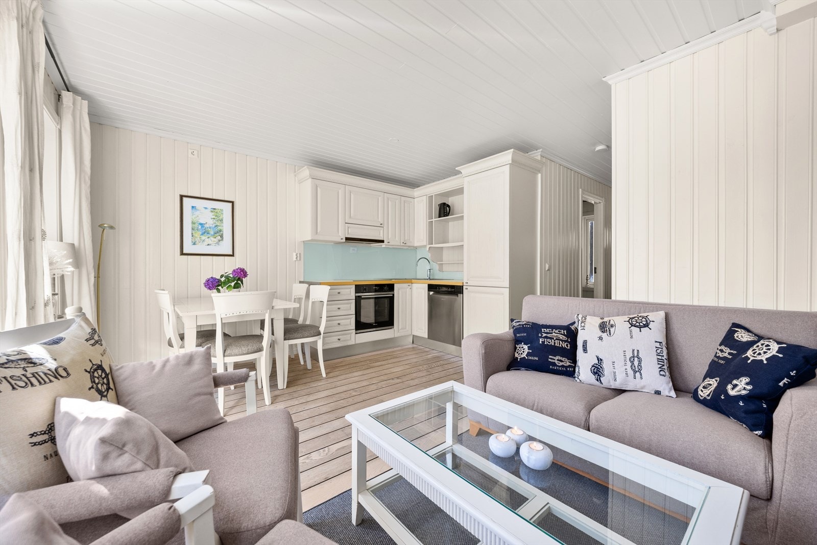 Sjøboden har en gjennomtenkt og funksjonell planløsning med åpen løsning mellom stue og kjøkken. Galleribilde