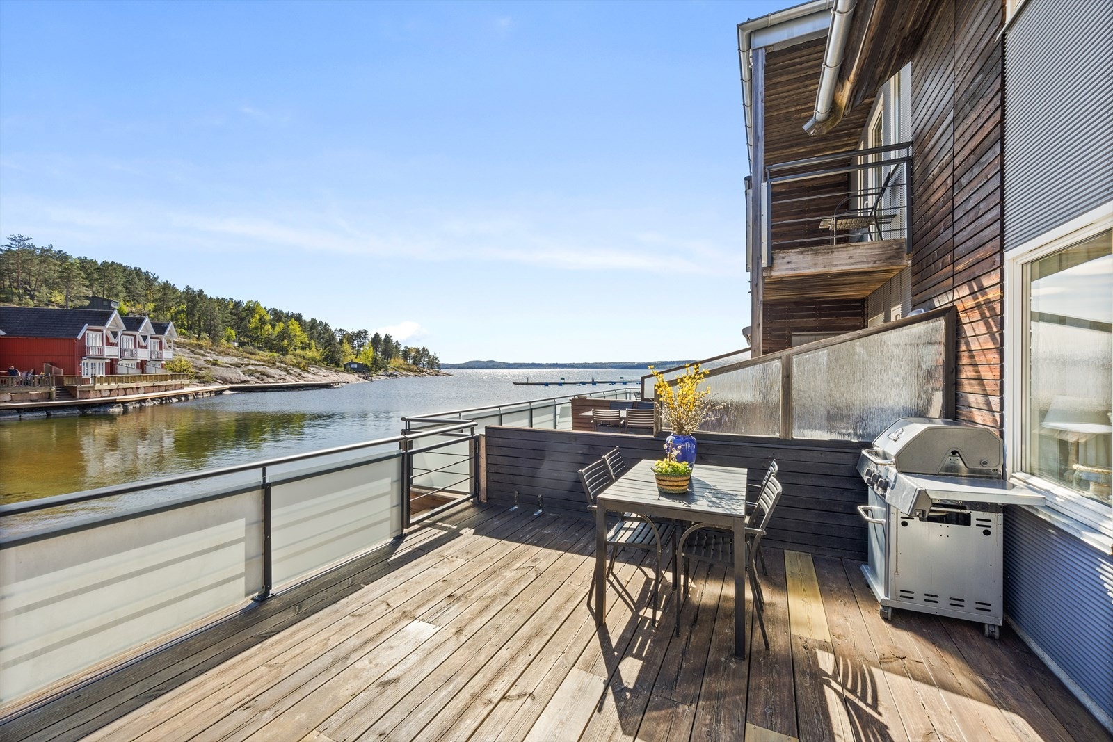 Balkongen er sørvendt og tilbyr gode solforhold samt god plass til både spisegruppe og loungemøbler. Galleribilde