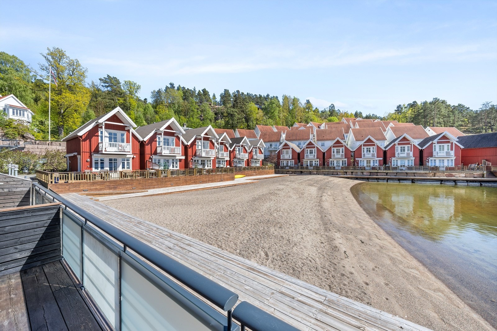 Sjøboden ligger rett ved vannkanten med flotte bademuligheter fra badestrand. Galleribilde