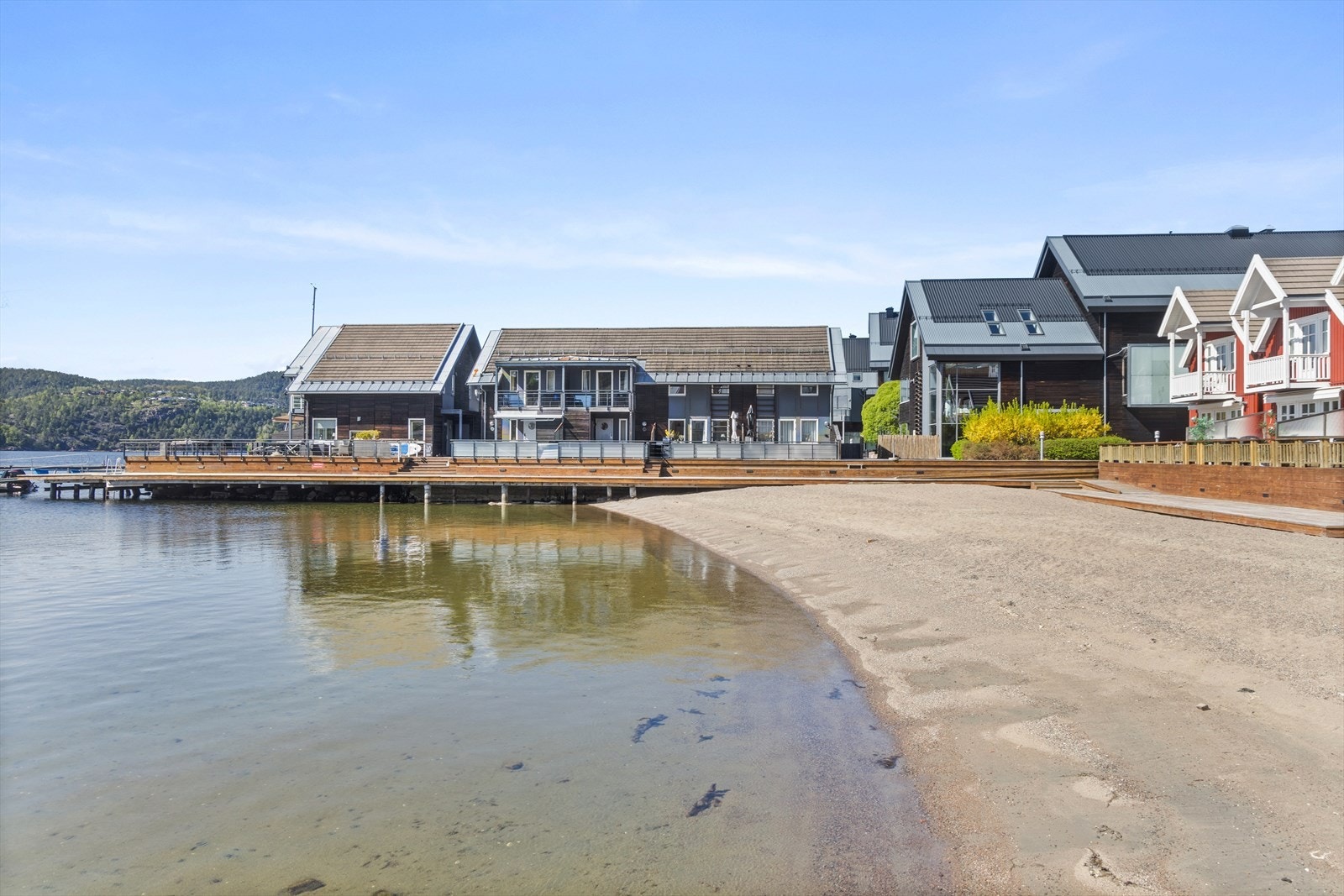 En sjelden anledning til å sikre seg en sjøbod med fantastisk utsyn og svært gode solforhold! Galleribilde