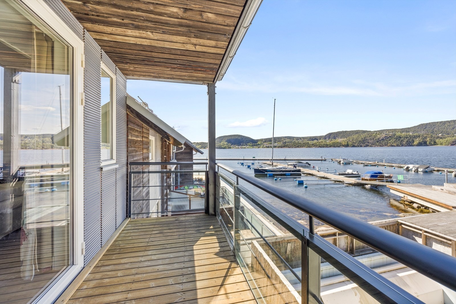 Fra hovedsoverommet er det utgang til en overbygget, nordvendt veranda på ca. 5 kvm. Galleribilde