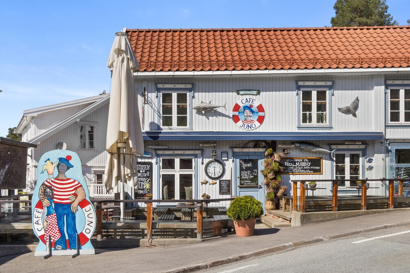 Holmsbu sentrum, kun en kort spasertur unna, byr på et yrende sommerliv med butikker, restauranter, gallerier og kafeer. Galleribilde