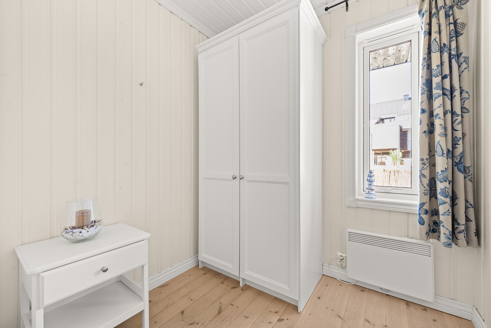 Plass til seng, nattbord og det er satt inn garderobeskap. Galleribilde