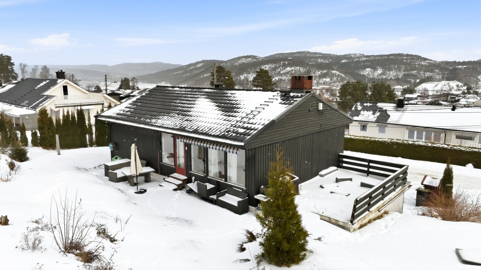 Flott utsikt utover Eidanger og fjellene i bakgrunn Galleribilde