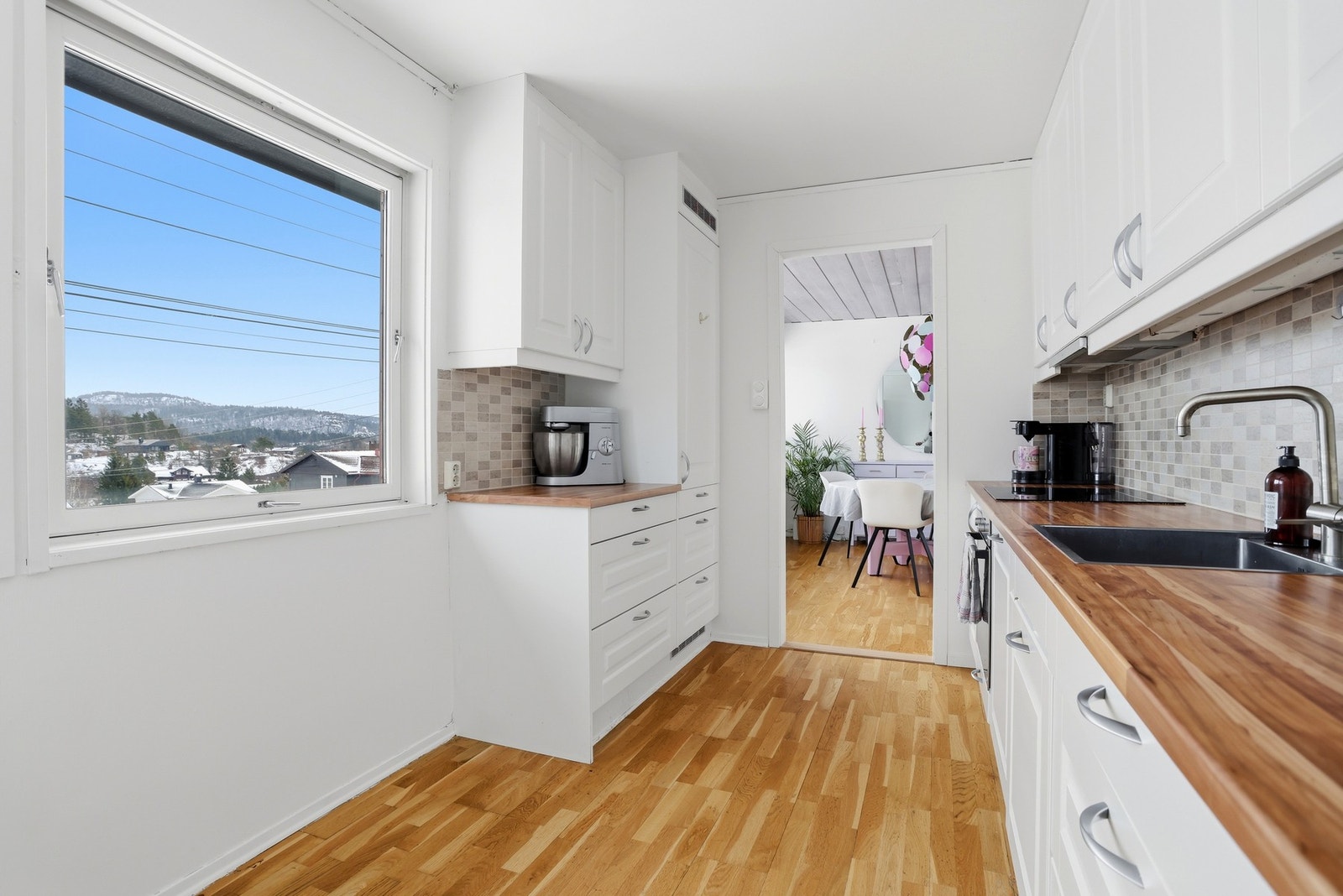 Lyst og hyggelig kjøkken. Antatt fra ca. 2008. Galleribilde