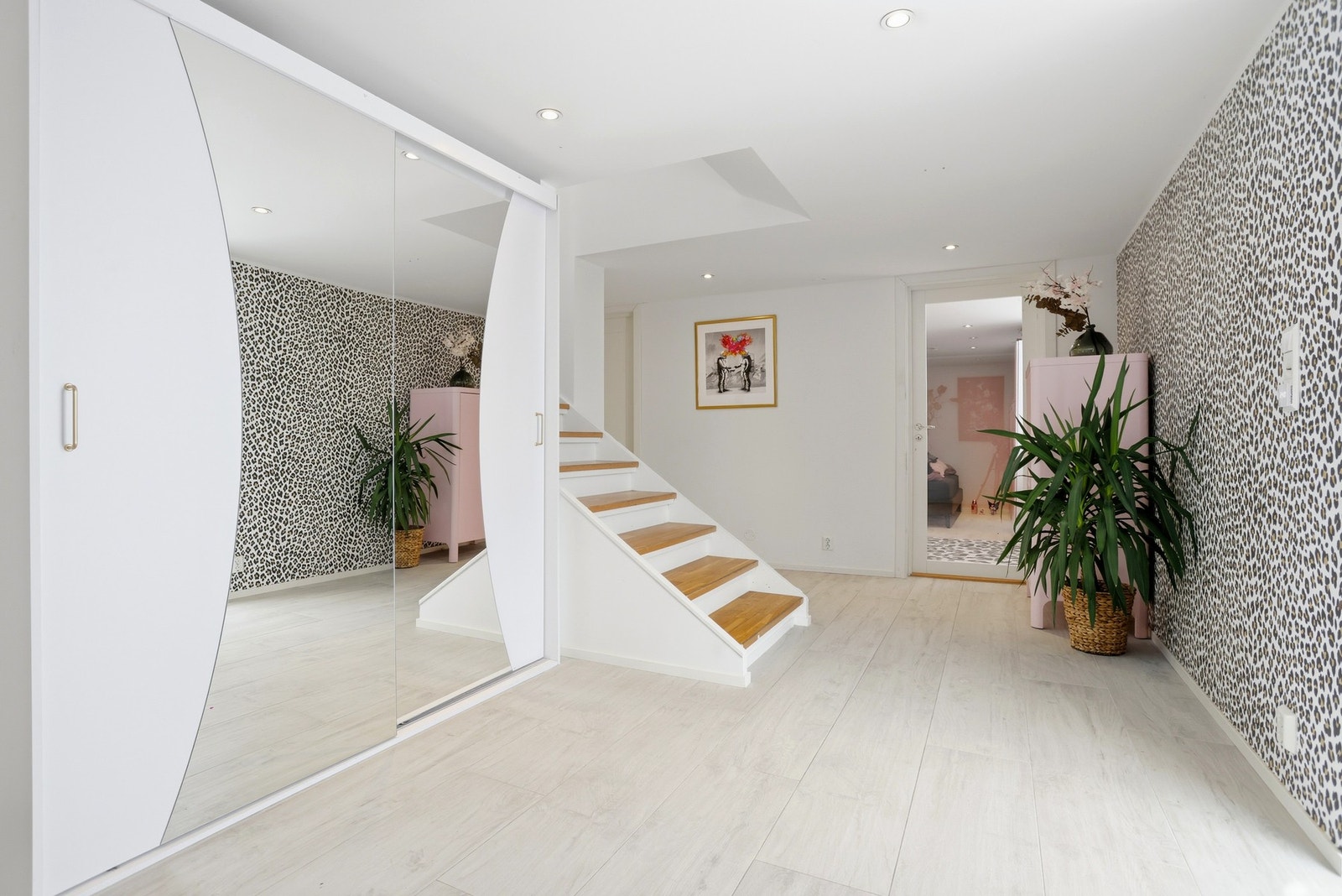 Stor og rosmlig entrè/hall. Denne er nyoppusset. God plass til å henge fra seg klær og sko. Galleribilde