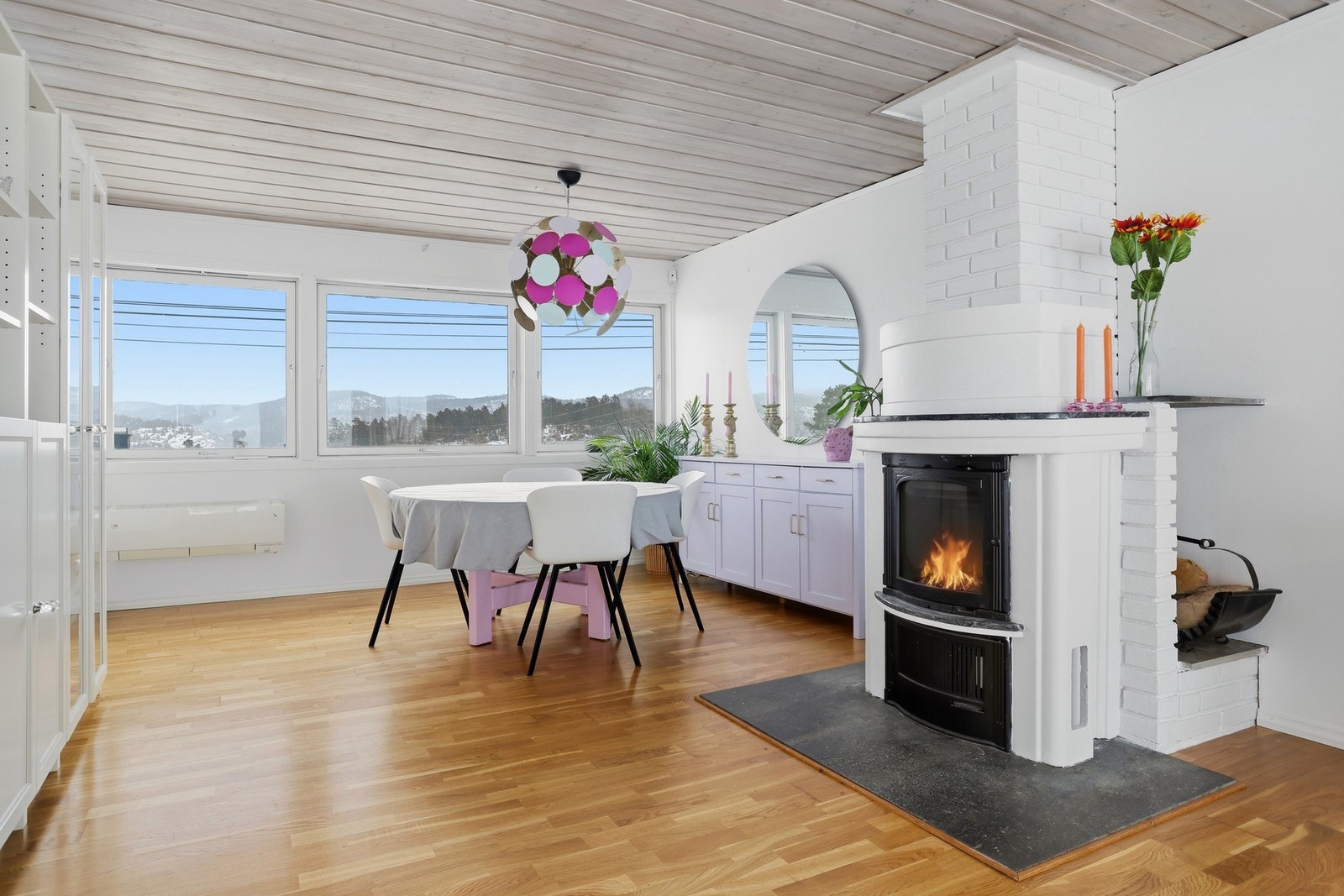 Stue med peis og varmepumpe. Galleribilde