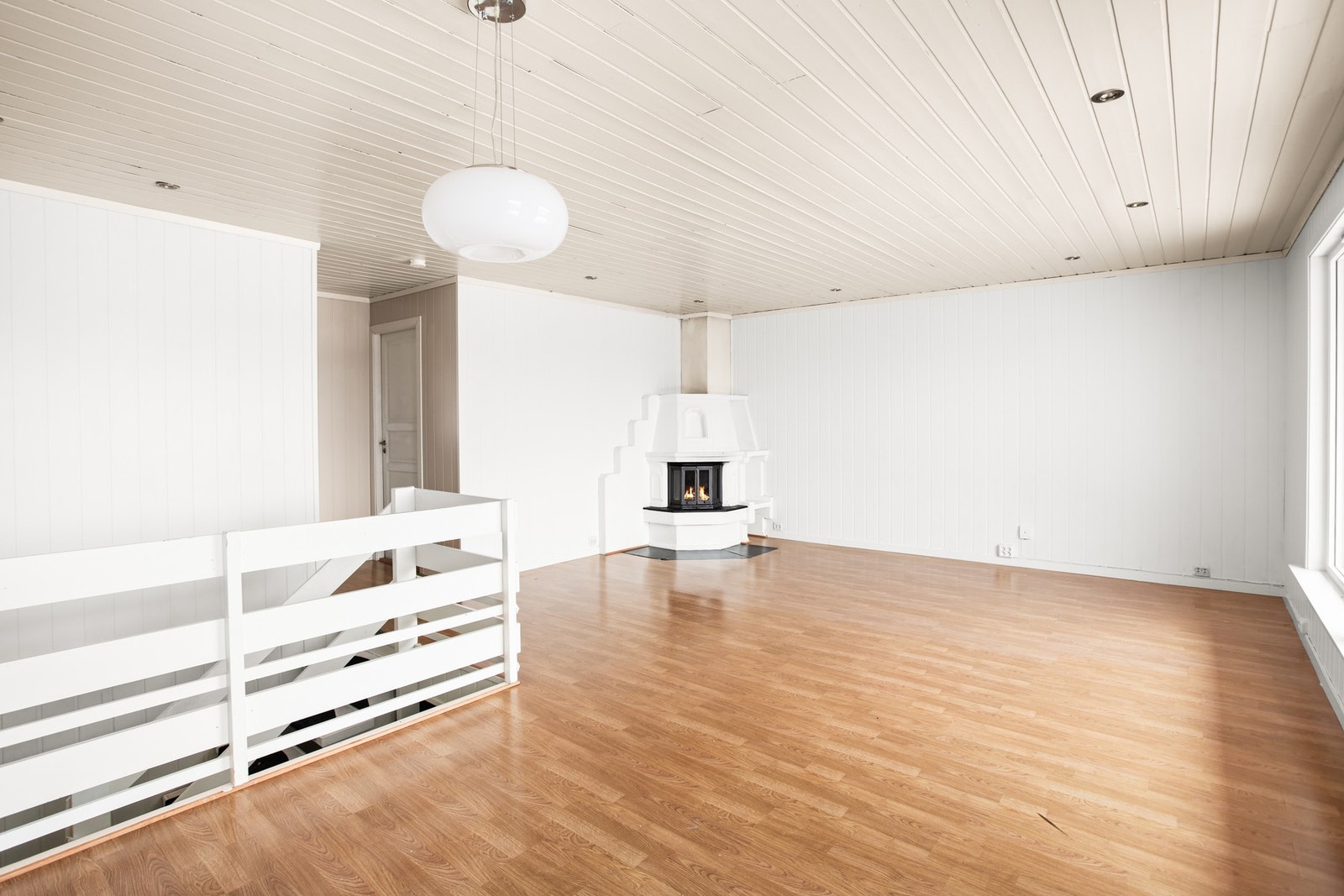 Planløsningen gir plass til både sofagruppe og spisebord, slik at du enkelt kan tilpasse rommet etter dine behov. Galleribilde