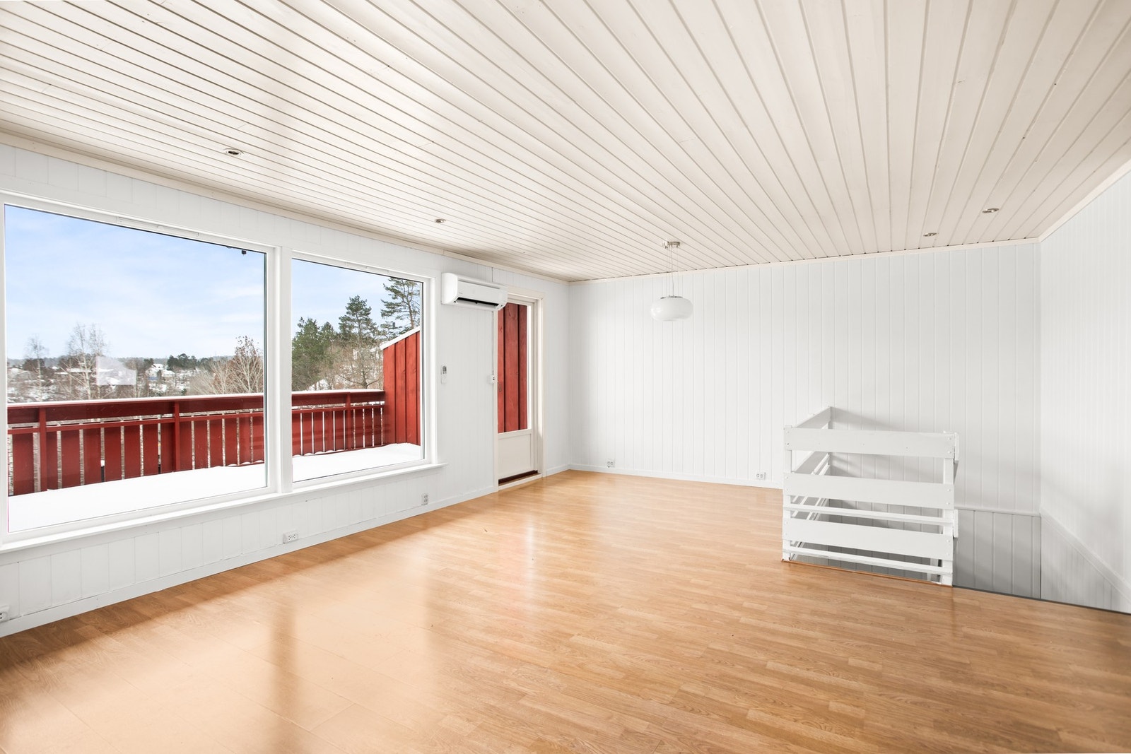 Vindusflatene slipper inn godt med dagslys og bidrar til et lyst og funksjonelt oppholdsrom. Galleribilde