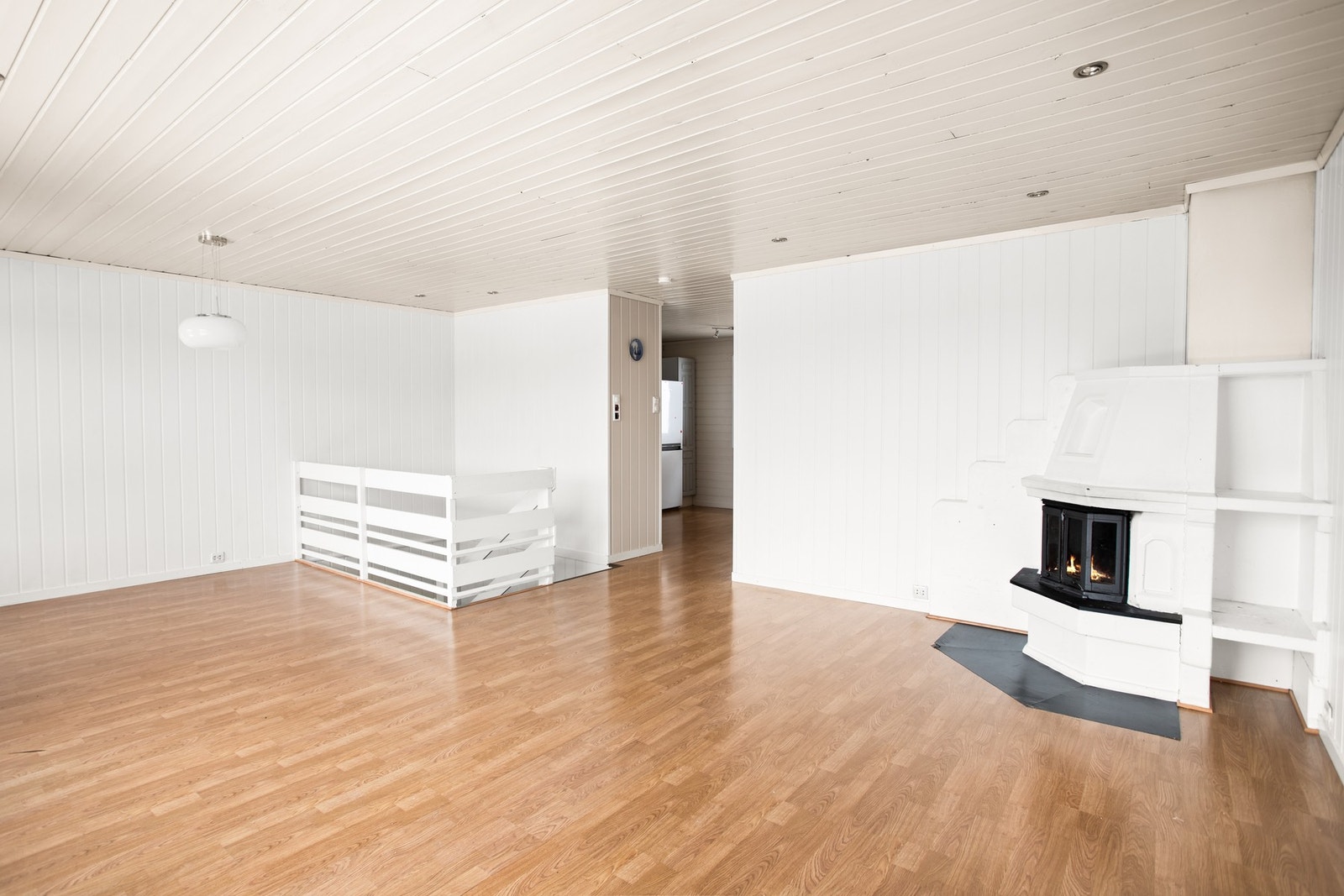 Stuen er romslig og har utgang til veranda, noe som gir en praktisk utvidelse av oppholdsarealet. Galleribilde