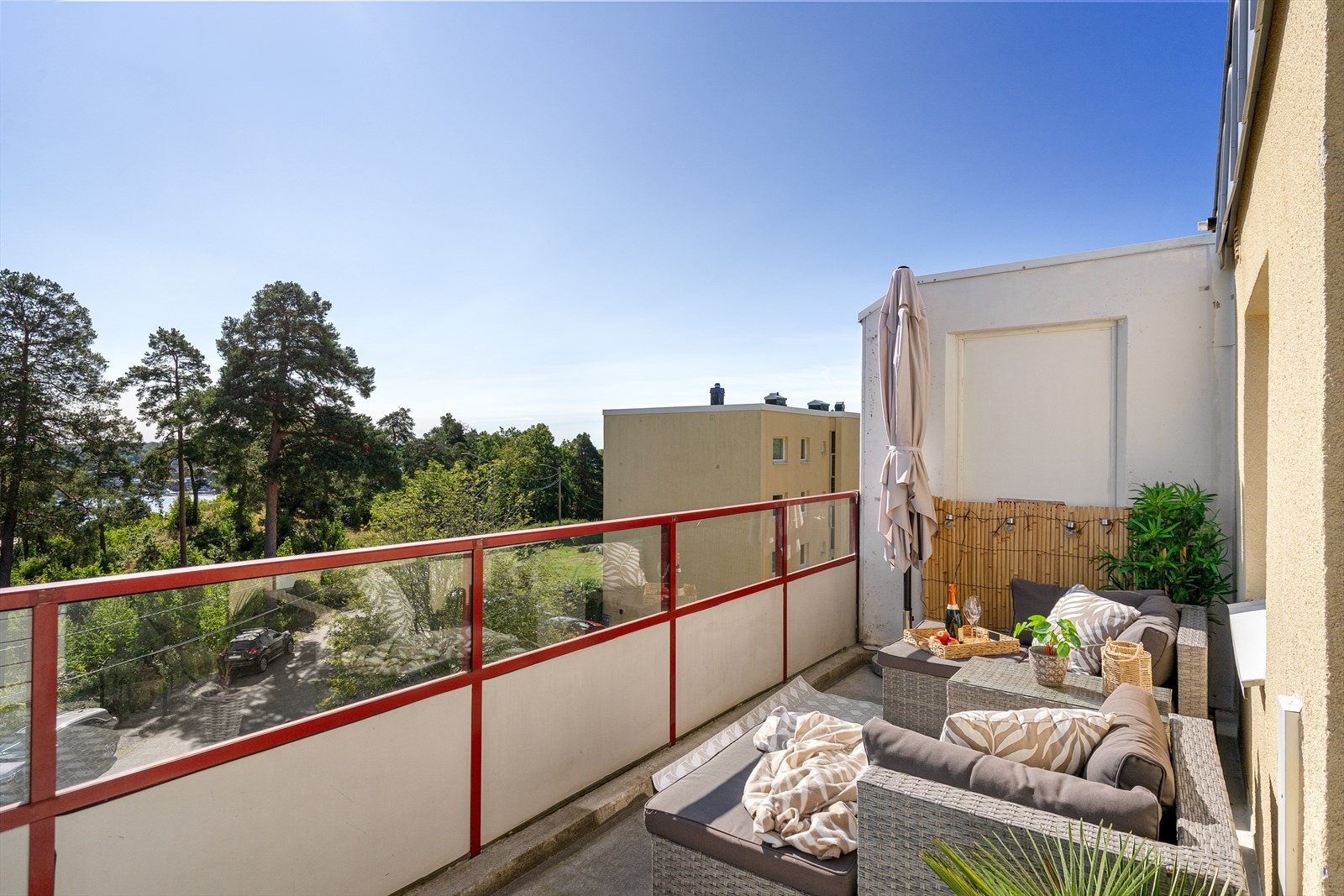 Balkongen på ca. 14 kvm har god plass til ønsket utemøblement og grill. Galleribilde