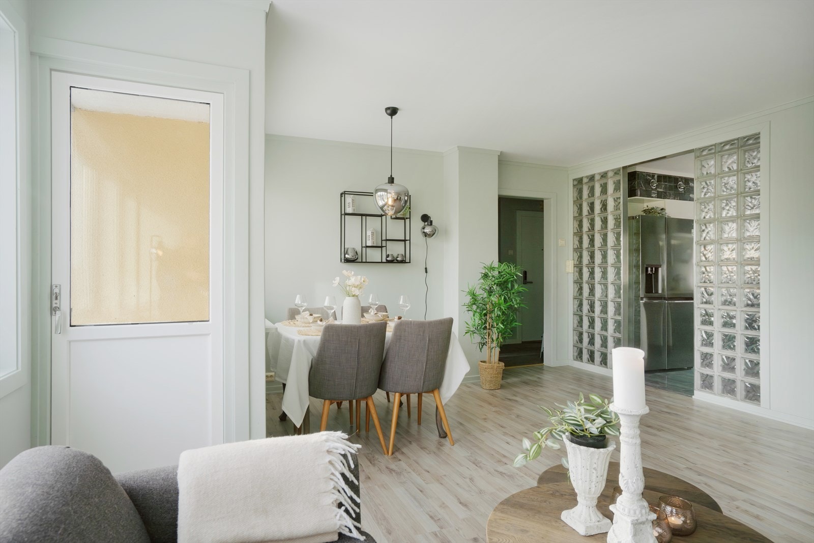 I stuen er det god plass til både sofagruppe og spisebord. Galleribilde