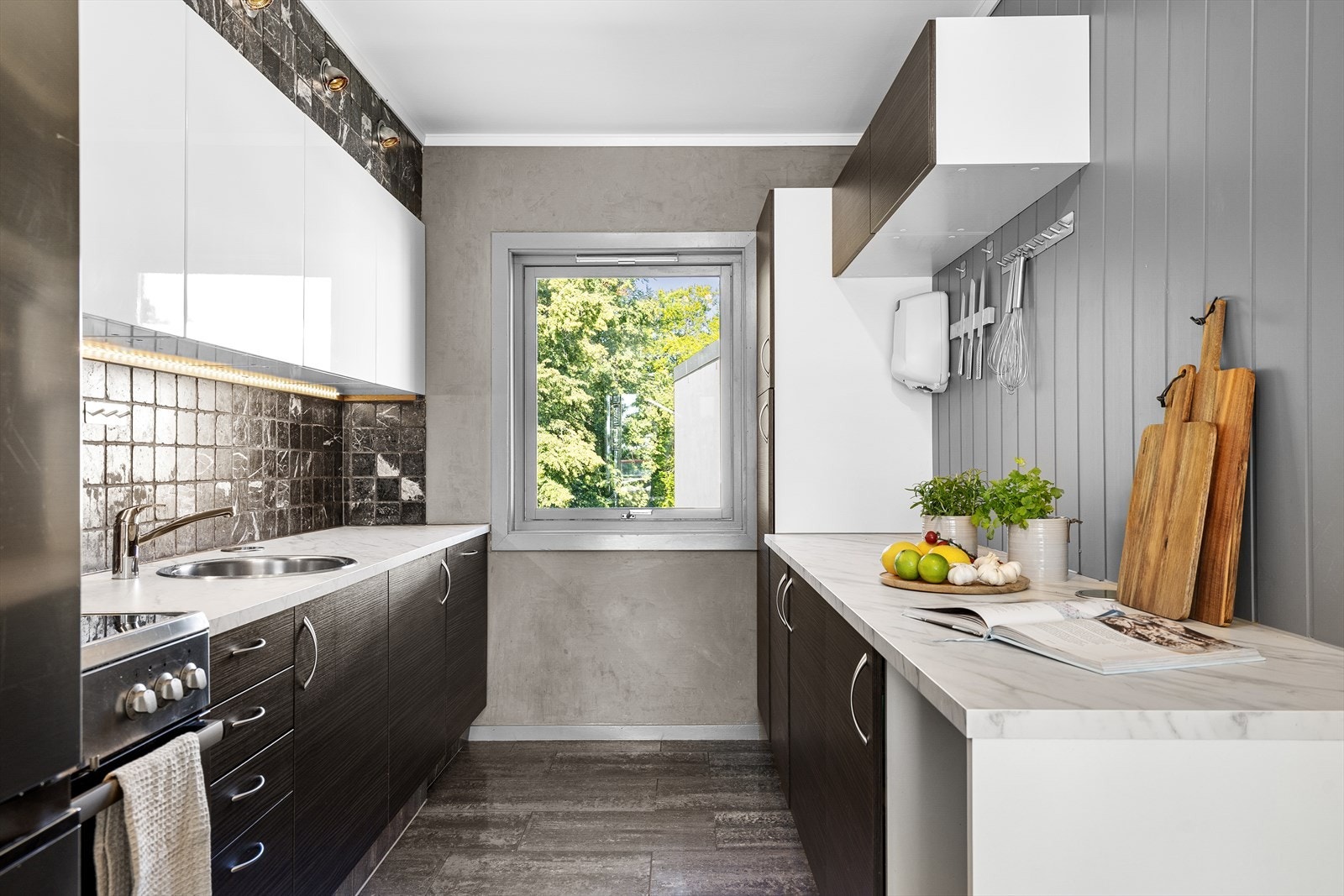 Kjøkkenet ble oppgradert i 2024 med nye fronter og benkeplater. Galleribilde