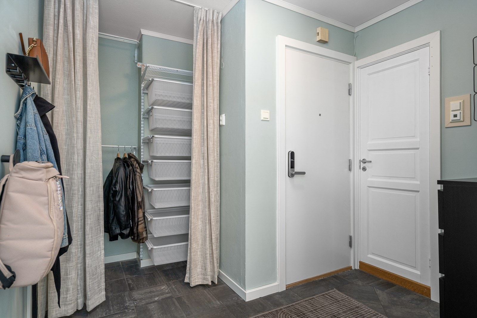 Det er god plass til å henge fra seg yttertøyet. Galleribilde