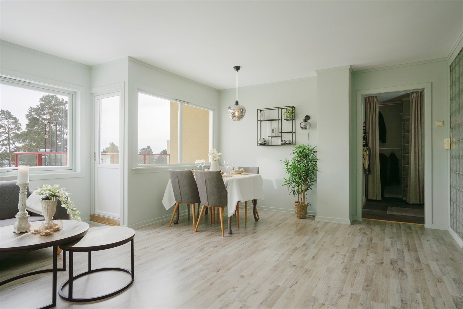 Store vindusflater sørger for gode innvendige lysforhold. Galleribilde