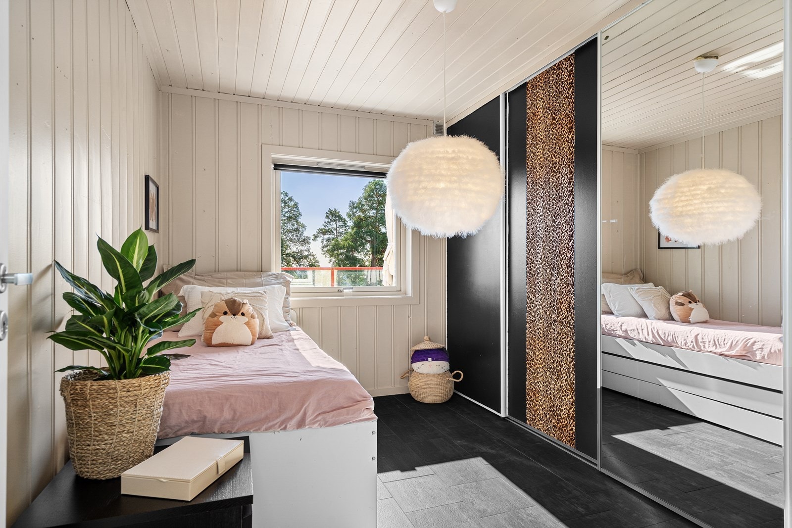 Skyvedørsgarderobe med mye oppbevaringsplass på soverom 2. Galleribilde