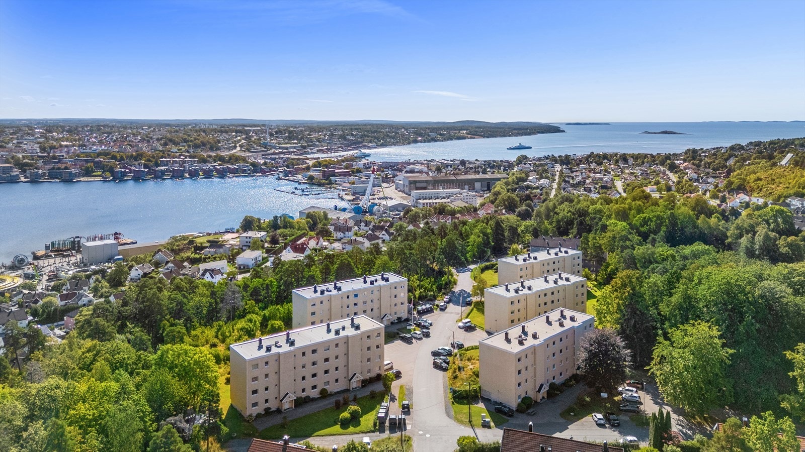 Beliggende høyt og fritt med flott utsikt og turstier rett utenfor døren. Galleribilde