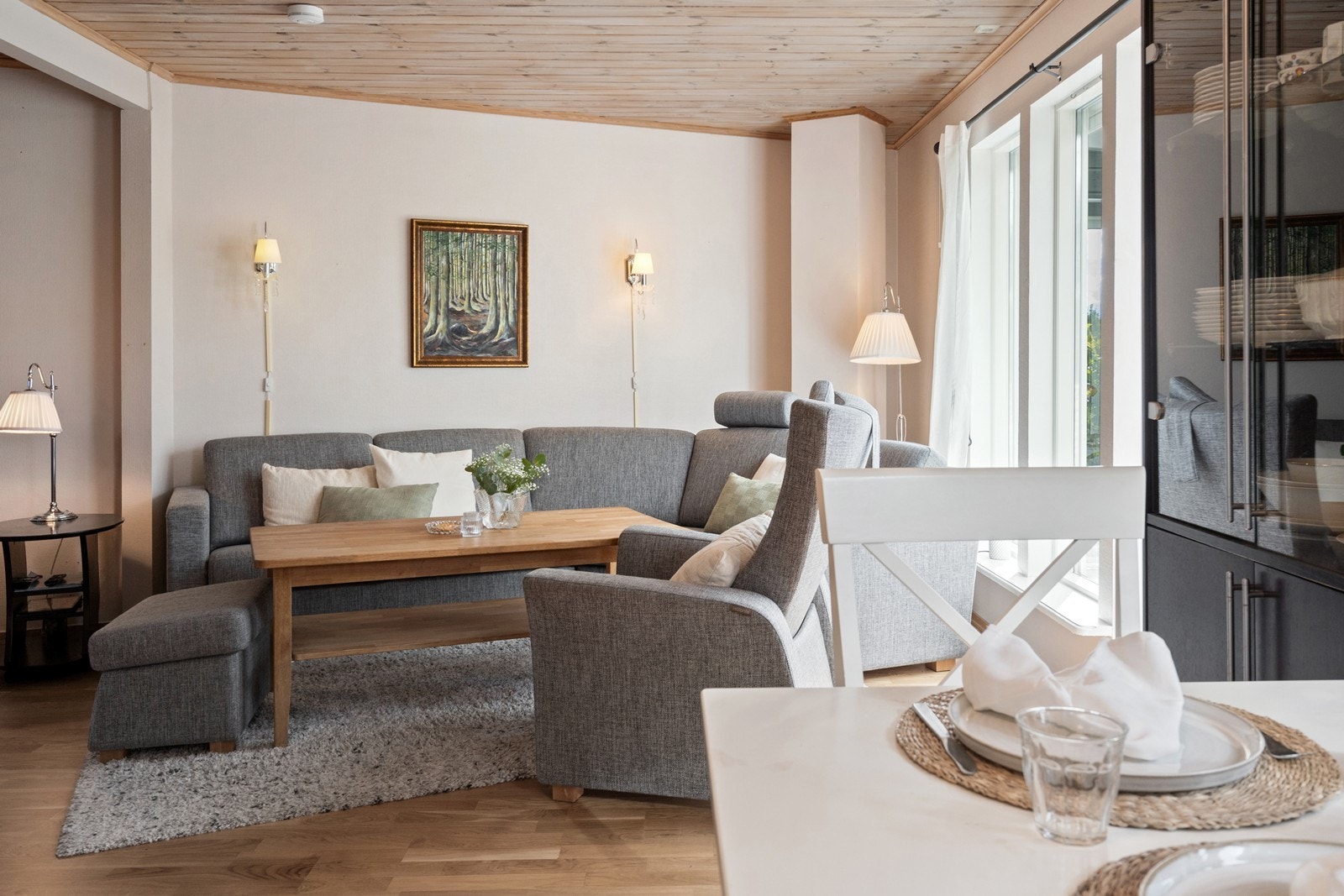 Her passer det fint inn med hjørnesofa foran vindu i stue - varmekabler i hele 1. etasje samt mulighet for ildsted Galleribilde