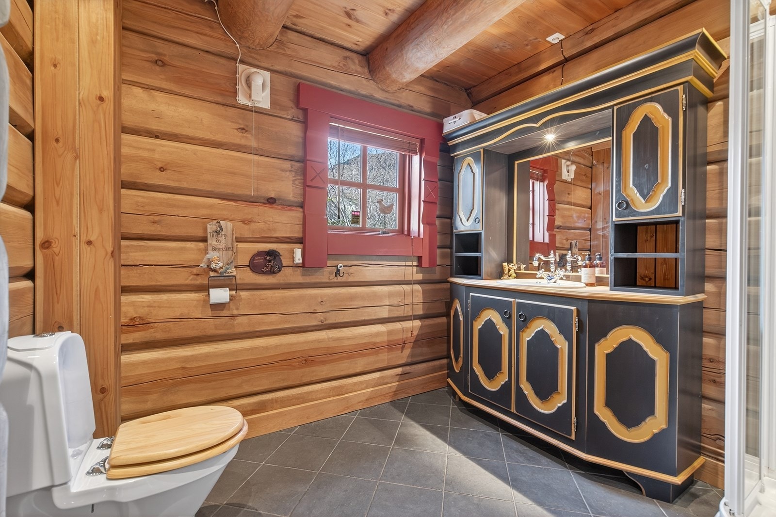 Bad i hovedetasjen med baderomseksjon, toalett og dusj Galleribilde