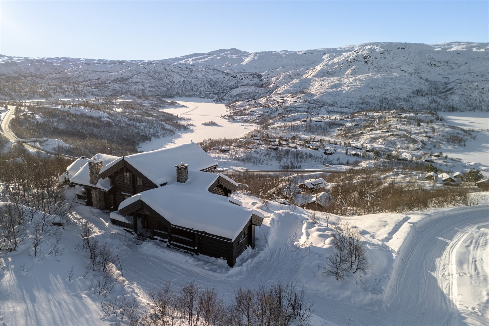 Solid laftehytte med panoramautsikt - Stor tomt på ca. 1,2 mål Galleribilde