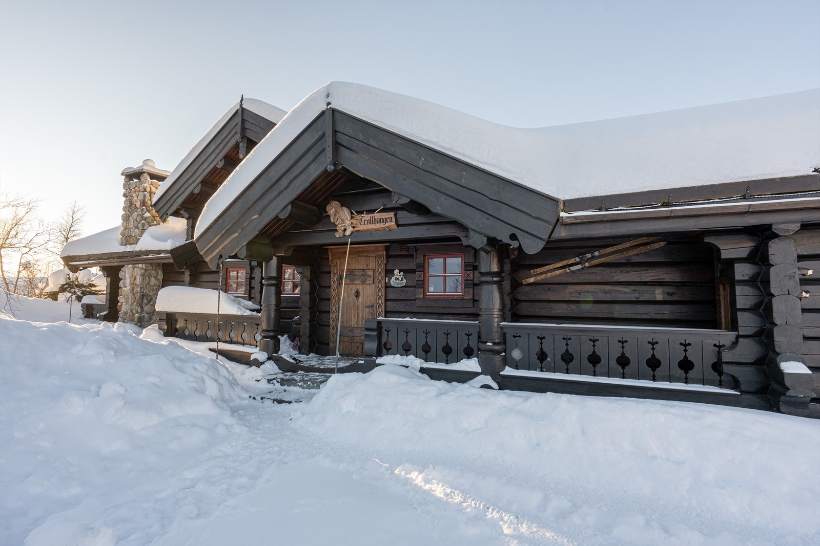 En ekte høyfjellshytte i solid laft, med torvtak og flotte tømmerdetaljer Galleribilde